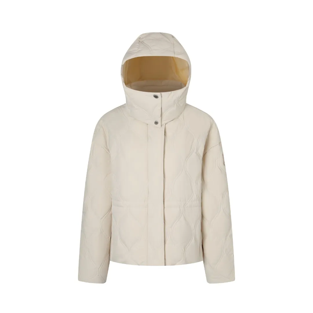 P1060 Canada Goose hooded down jacket fabric selection; nylon fabric is known for its high strength, excellent wear and tear resistance, and excellent durability. At the same time, it is light in texture, easy to move, and has excellent water-repellent function, which can effectively deal with light rain and humidity. Technology: Double-needle quilting technology is used. Double-needle quilting technology is a sophisticated sewing technology. Its core feature is to use two needles to quilt at the same time to form two parallel stitches. This design not only makes the quilting lines visually more three-dimensional, regular and refined, but more importantly, it greatly enhances the firmness of the sewing. The double lines in parallel form a more stable structure, which can effectively lock the internal filling and significantly prevent it from shifting, accumulating or velveting during wearing or washing, thereby ensuring that the thermal insulation layer is evenly distributed without cold spots, and comprehensively improves the durability and thermal efficiency of the product.    High-quality filling: It is filled with 90% selected white duck down, weighing 170g, ensuring fluffy rebound, lightness and warmth.  Accessories: one-to-one customized three-standard, one-to-one customized zipper, one-to-one customized hardware